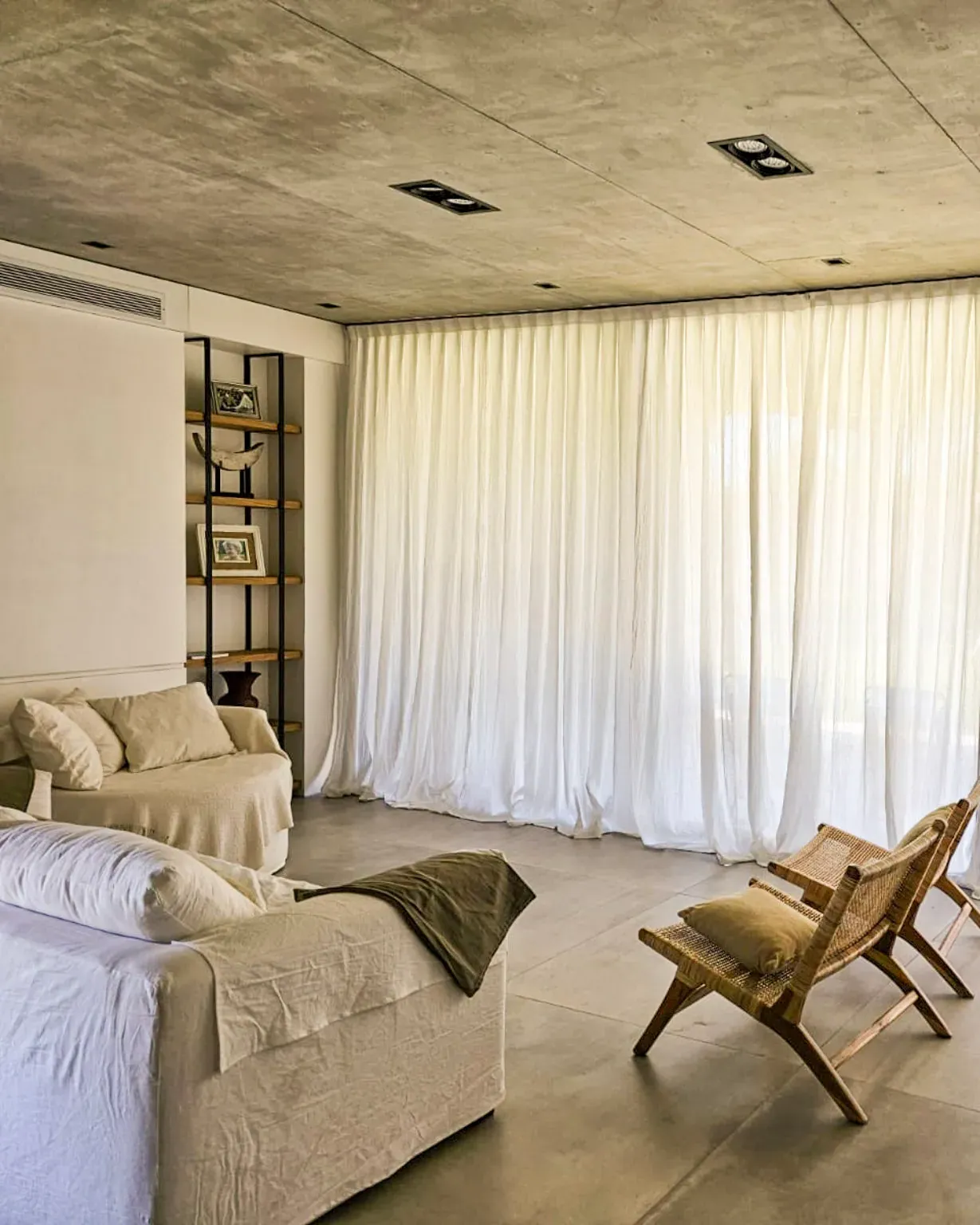 Trabajo de cortinas tradicionales en living.