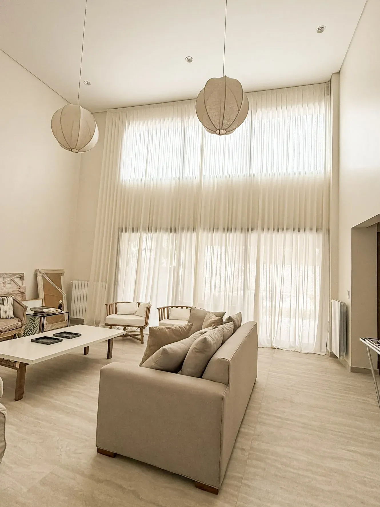 Trabajo de cortinas tradicionales en living.