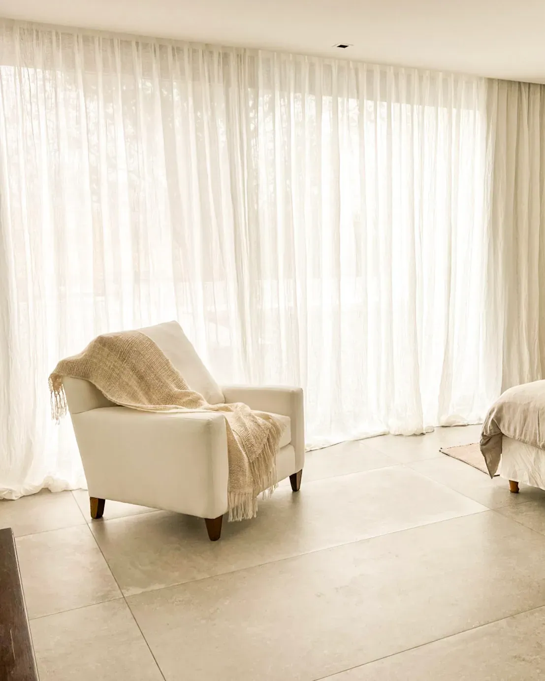 Trabajo de cortinas tradicionales en living.