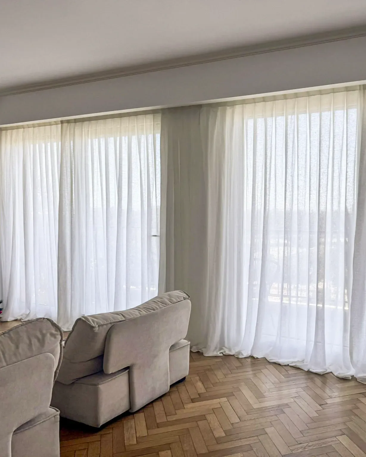 Trabajo de cortinas tradicionales en living.