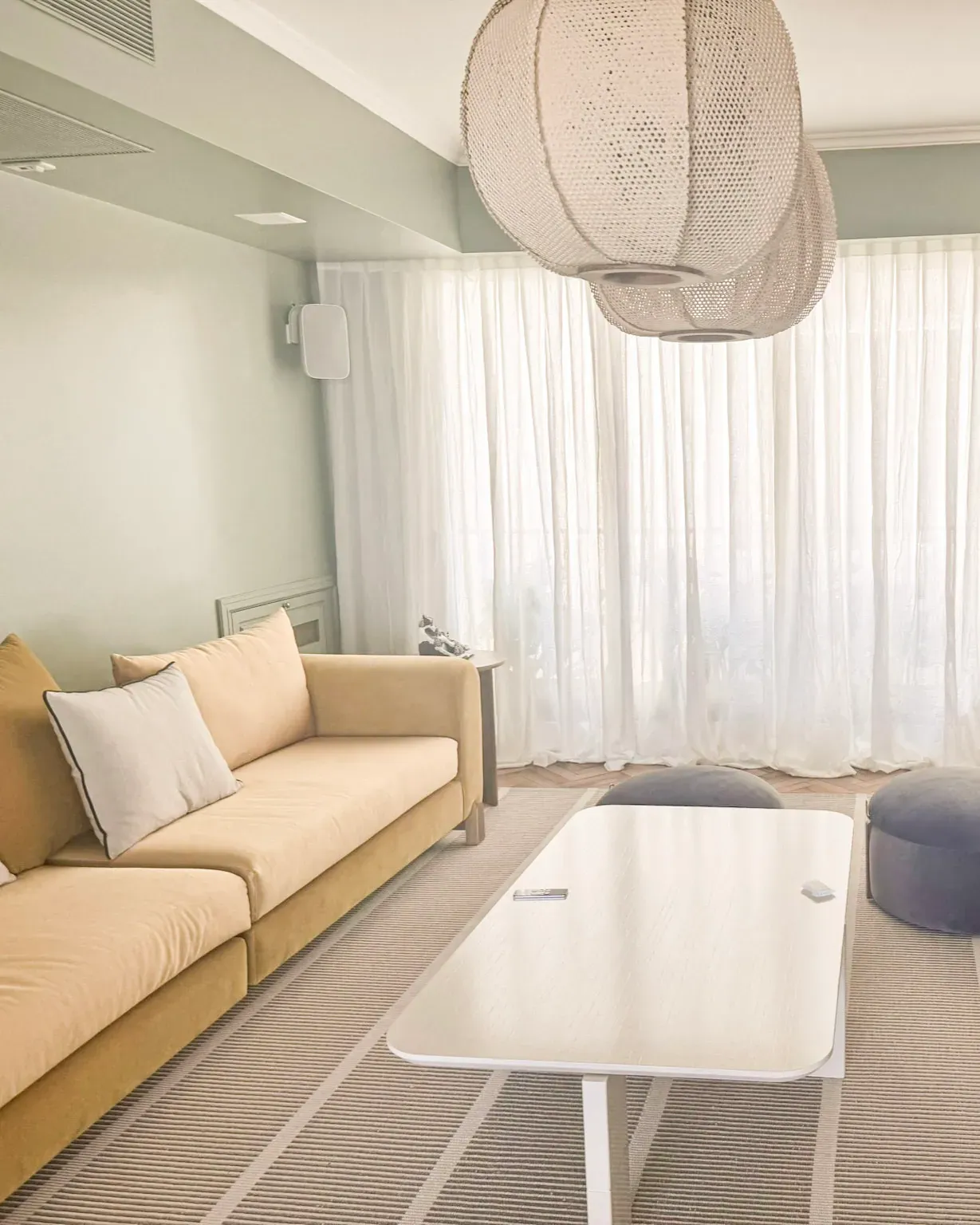 Trabajo de cortinas tradicionales en living.