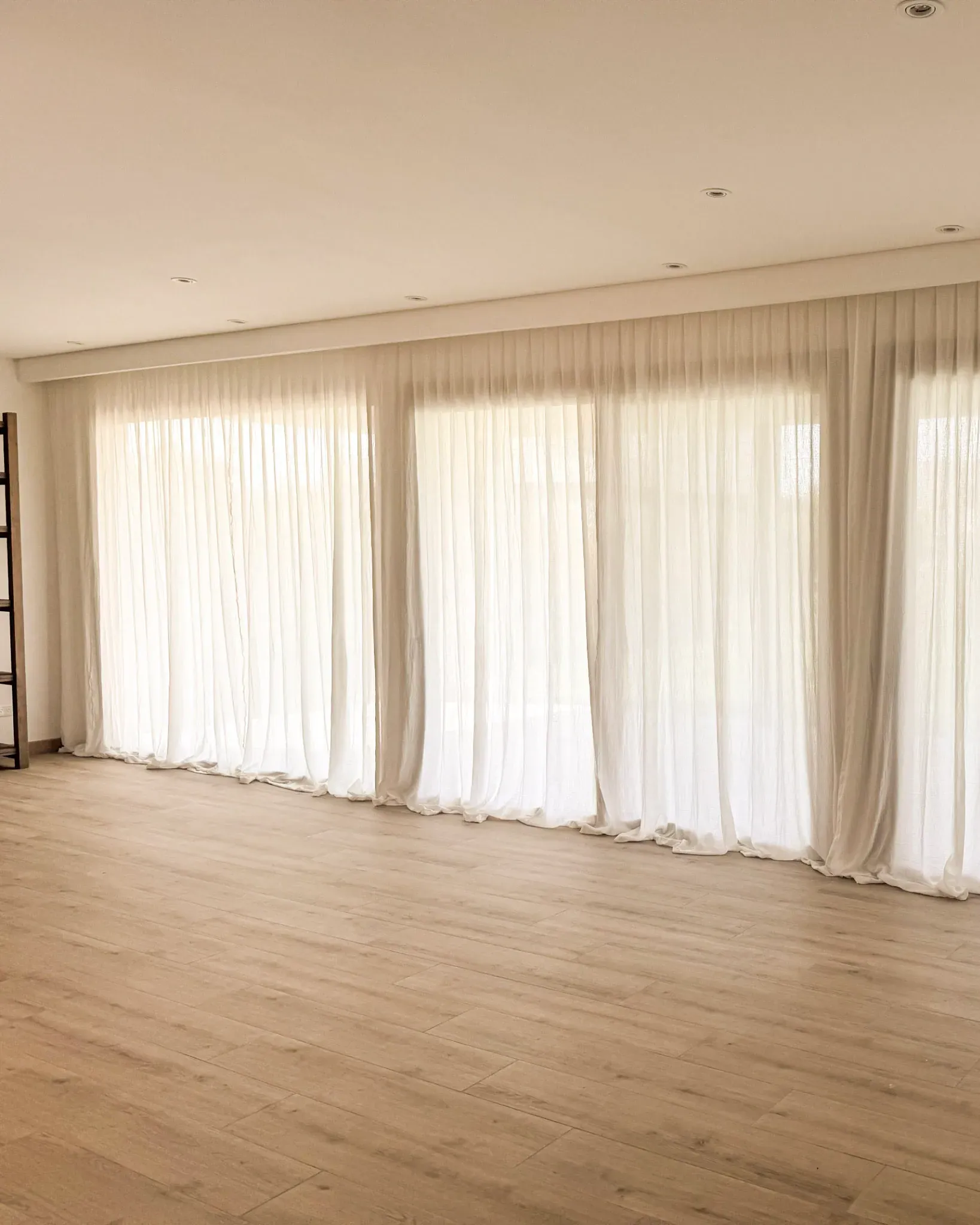 Trabajo de cortinas tradicionales en living.