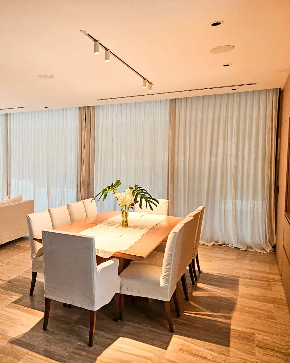 Trabajo de cortinas tradicionales en comedor.