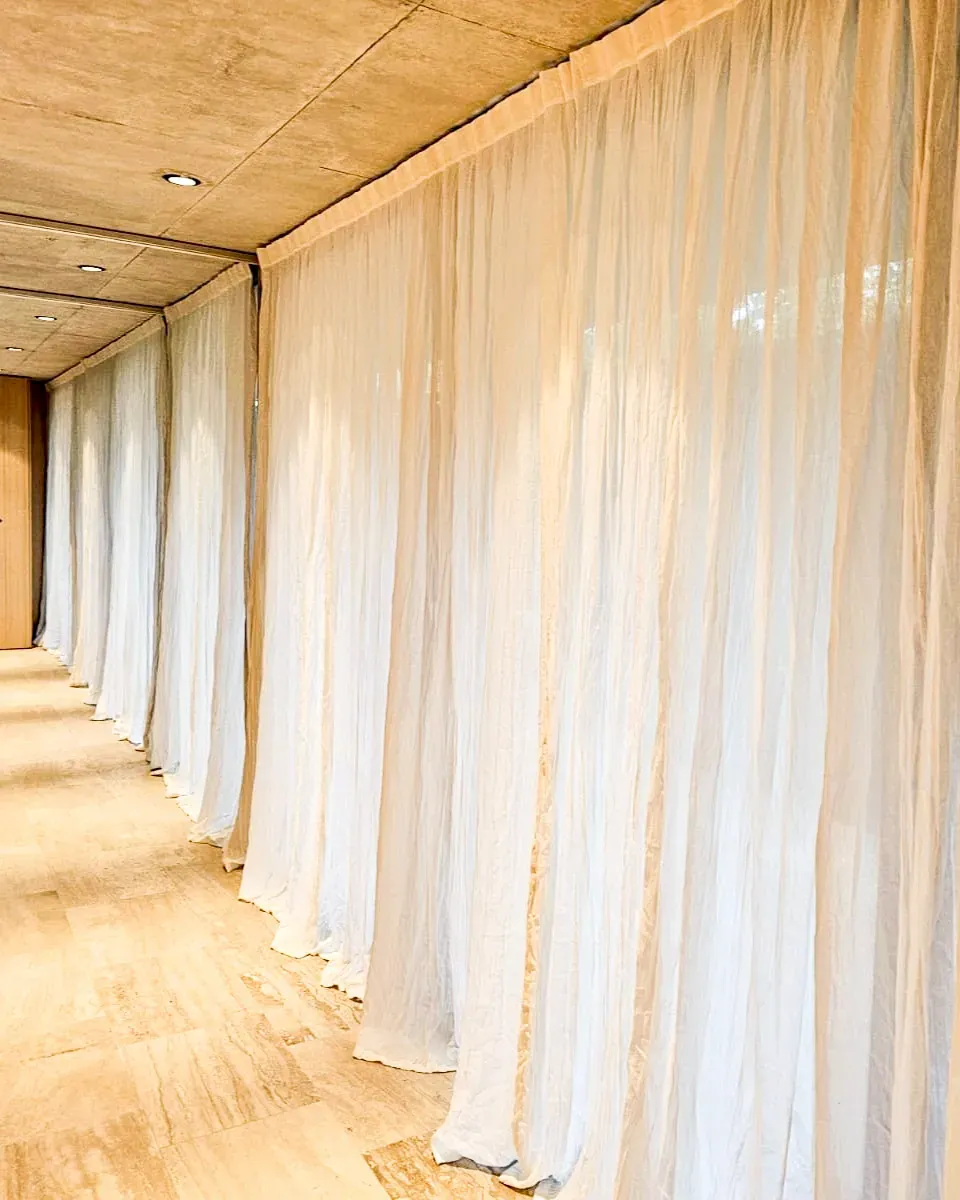 Detalle de un trabajo de cortinas tradicionales.