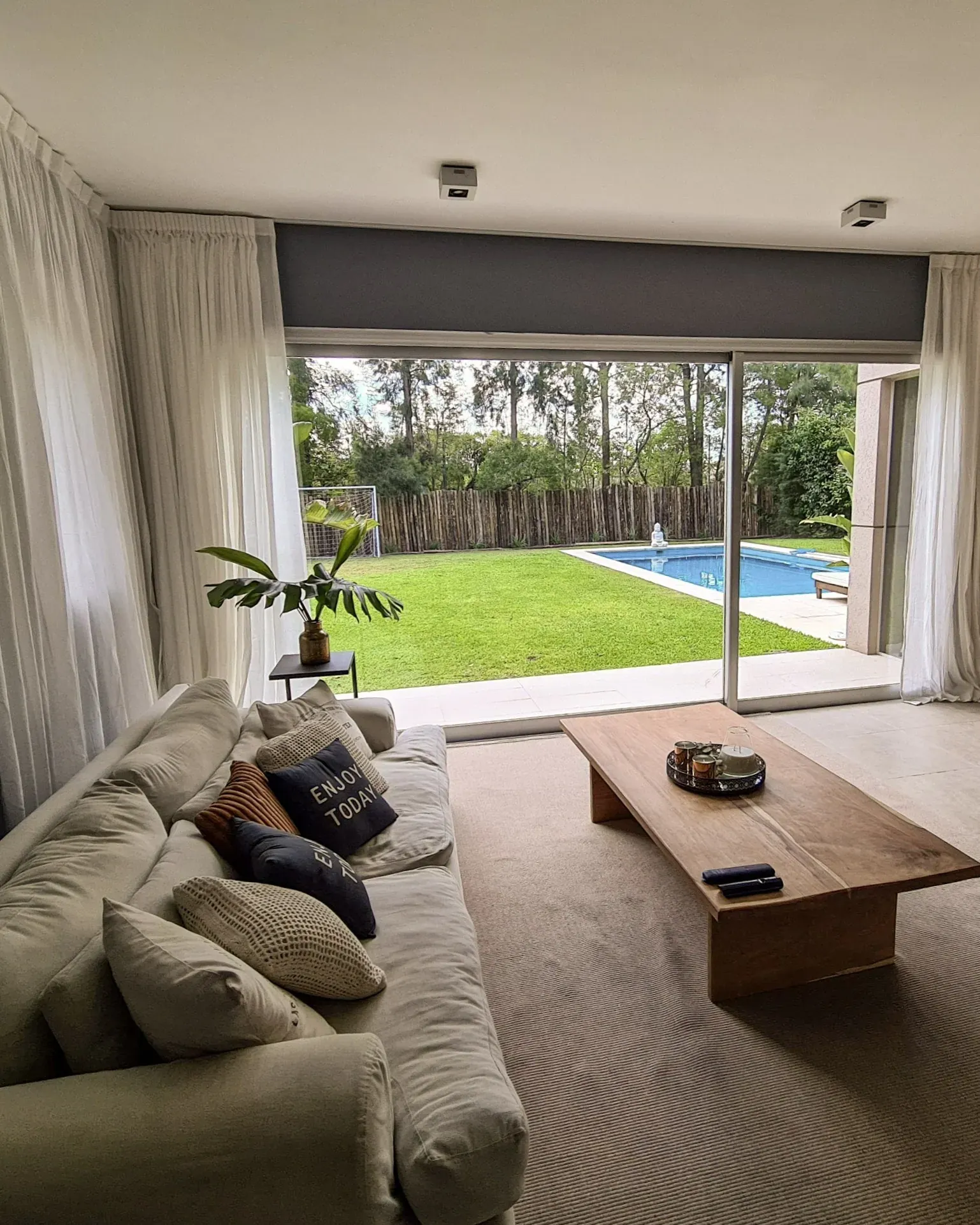 Trabajo de cortinas tradicionales en living.