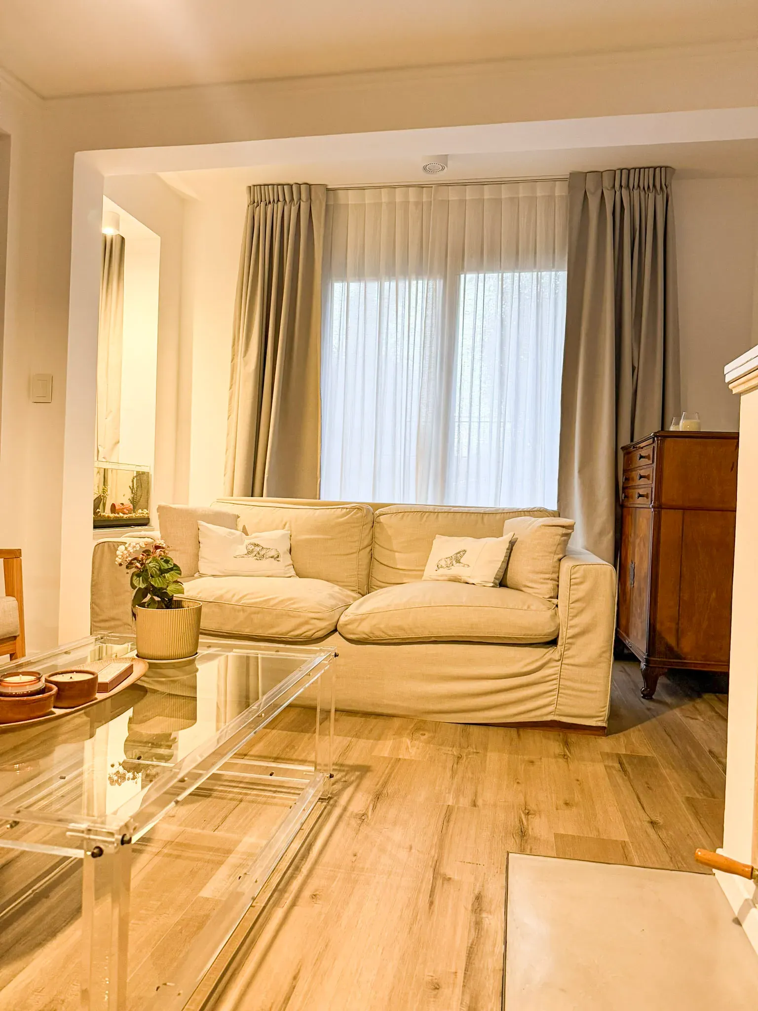 Trabajo de cortinas tradicionales en living.