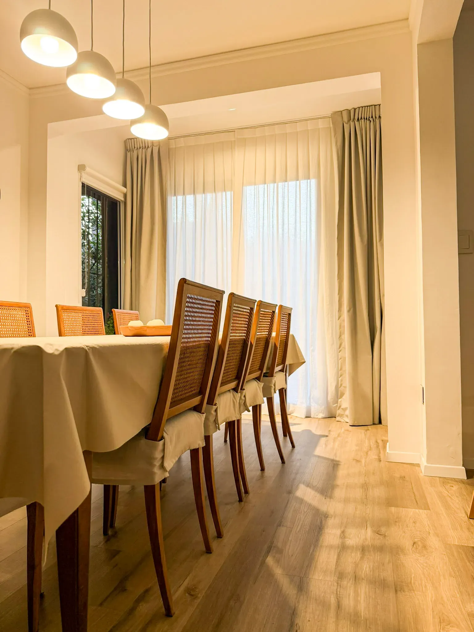 Trabajo de cortinas tradicionales en comedor.