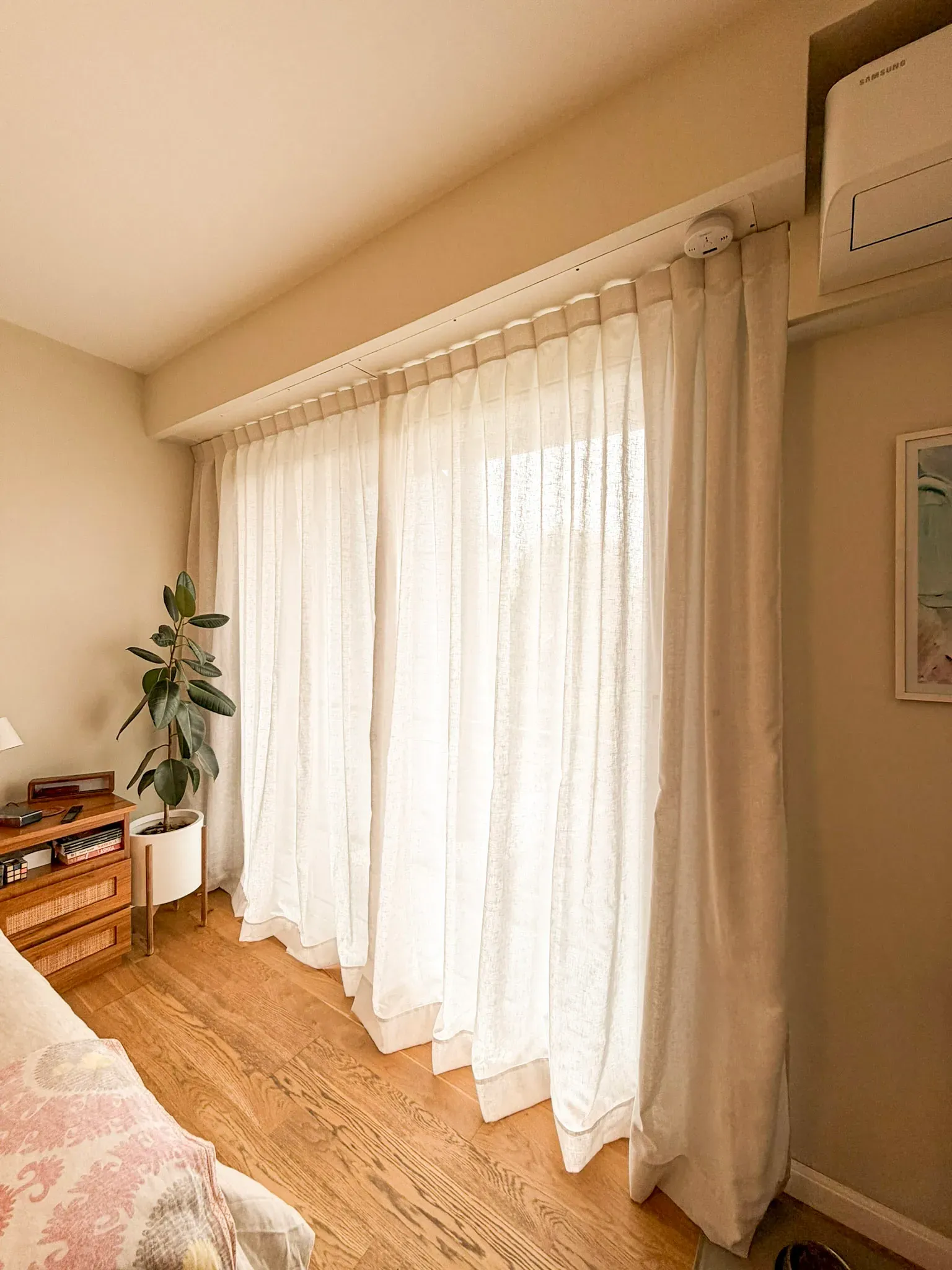 Trabajo de cortinas tradicionales en living.