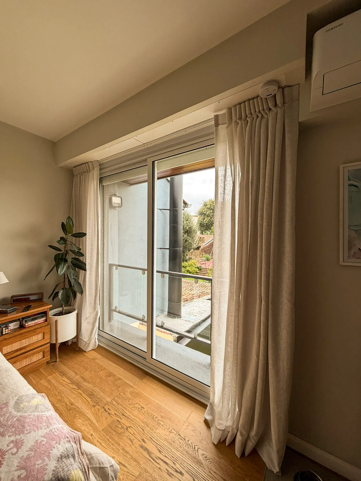 Trabajo de cortinas tradicionales en living.
