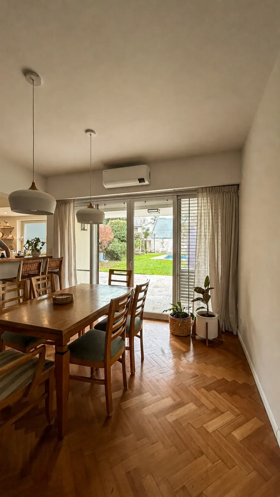 Trabajo de cortinas tradicionales en comedor.