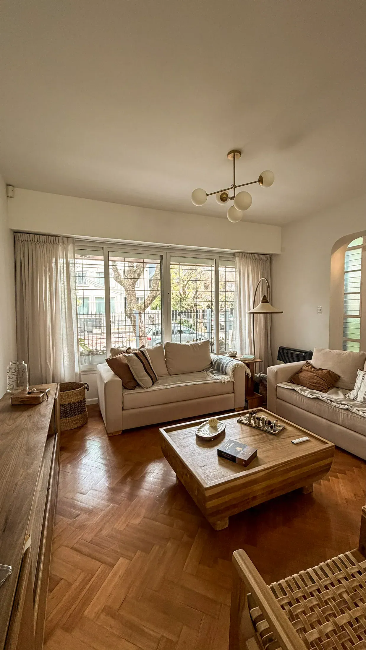 Trabajo de cortinas tradicionales en living.
