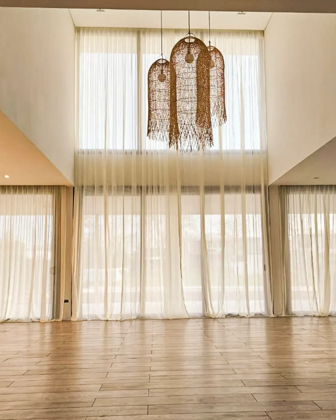 Trabajo de cortinas tradicionales en living.
