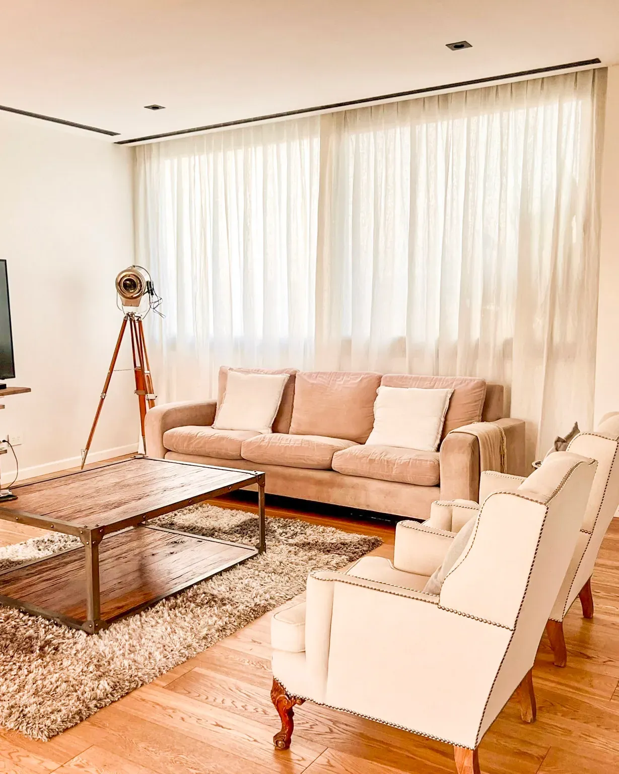 Trabajo de cortinas tradicionales en living.