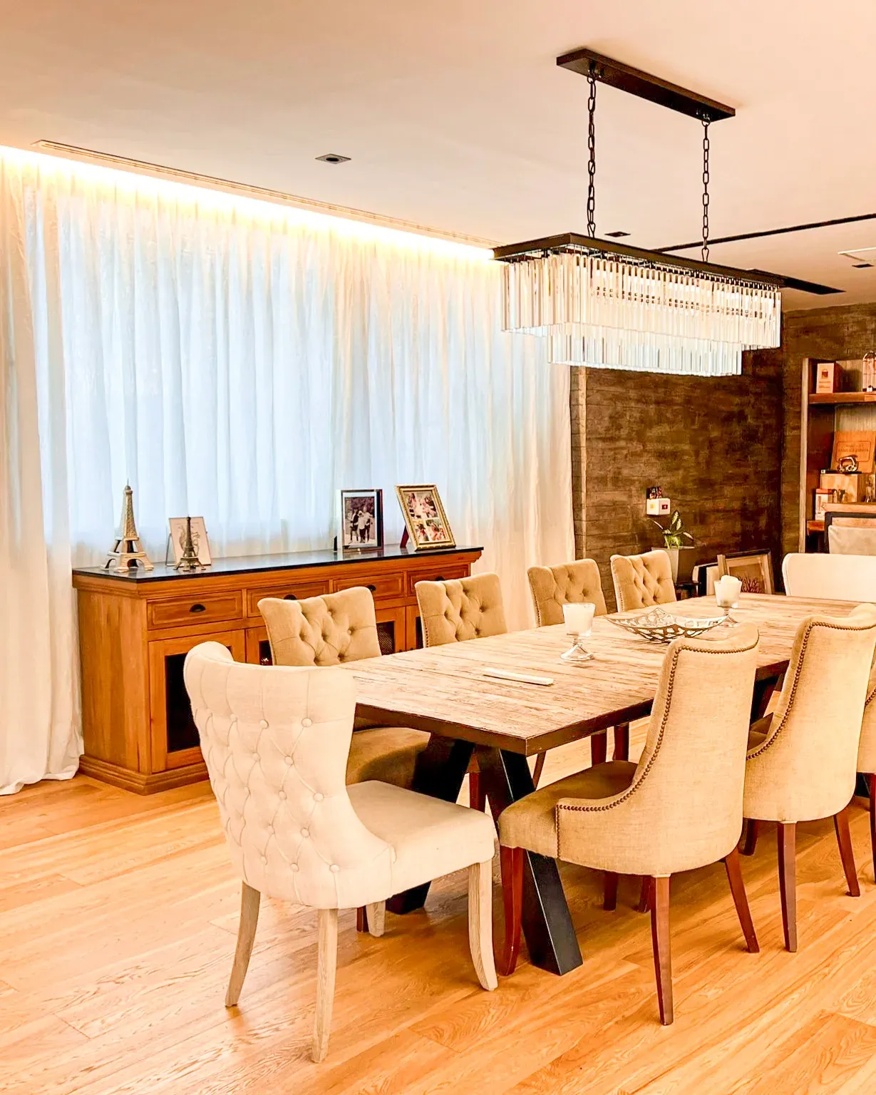 Trabajo de cortinas tradicionales en comedor.