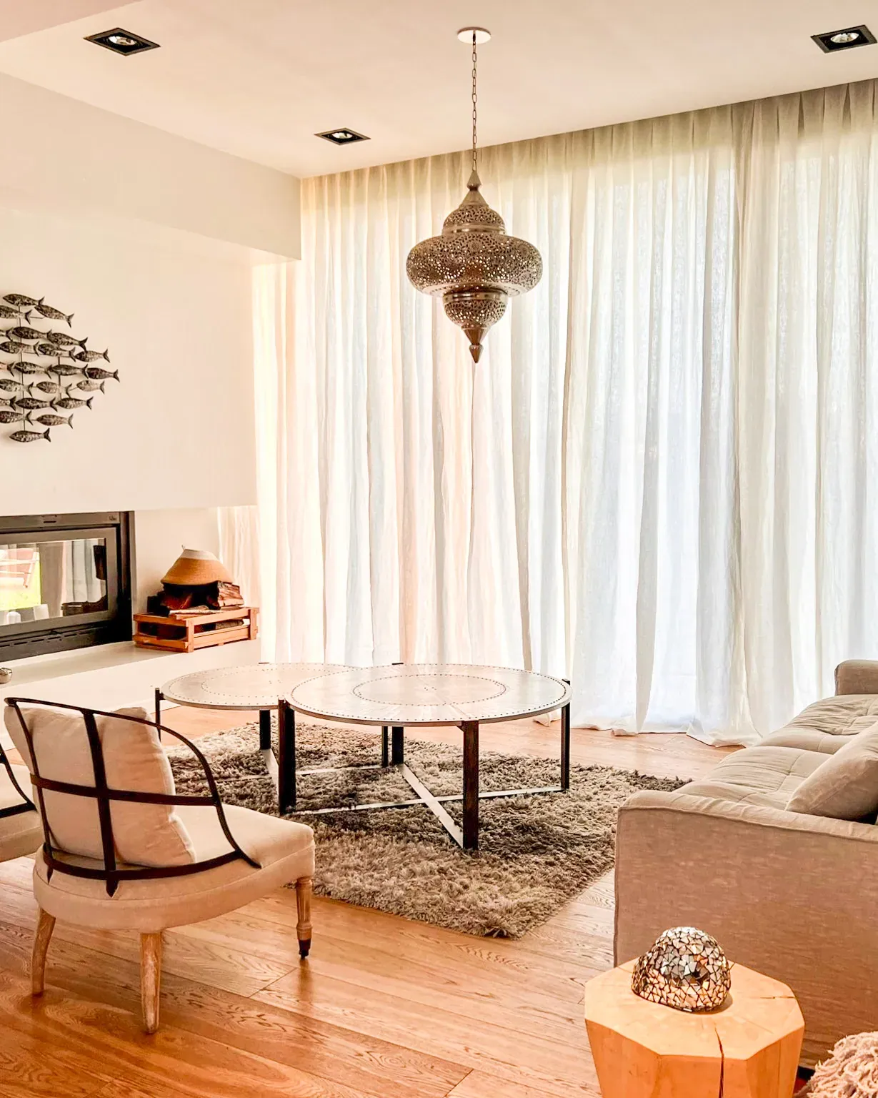 Trabajo de cortinas tradicionales en living.