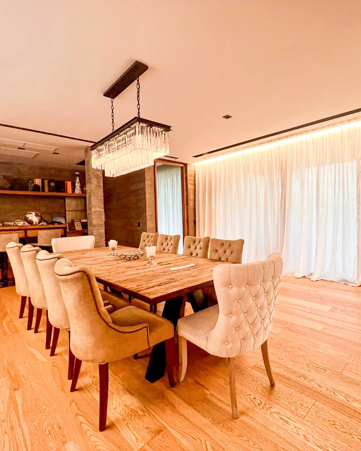 Trabajo de cortinas tradicionales en comedor.