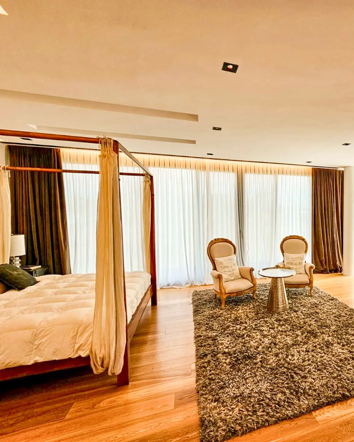 Trabajo de cortinas tradicionales en living.