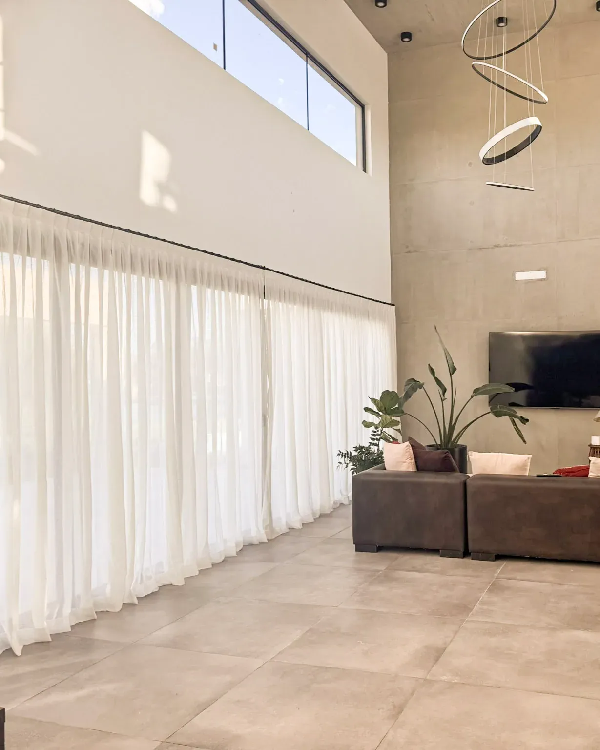Trabajo de cortinas tradicionales en living.