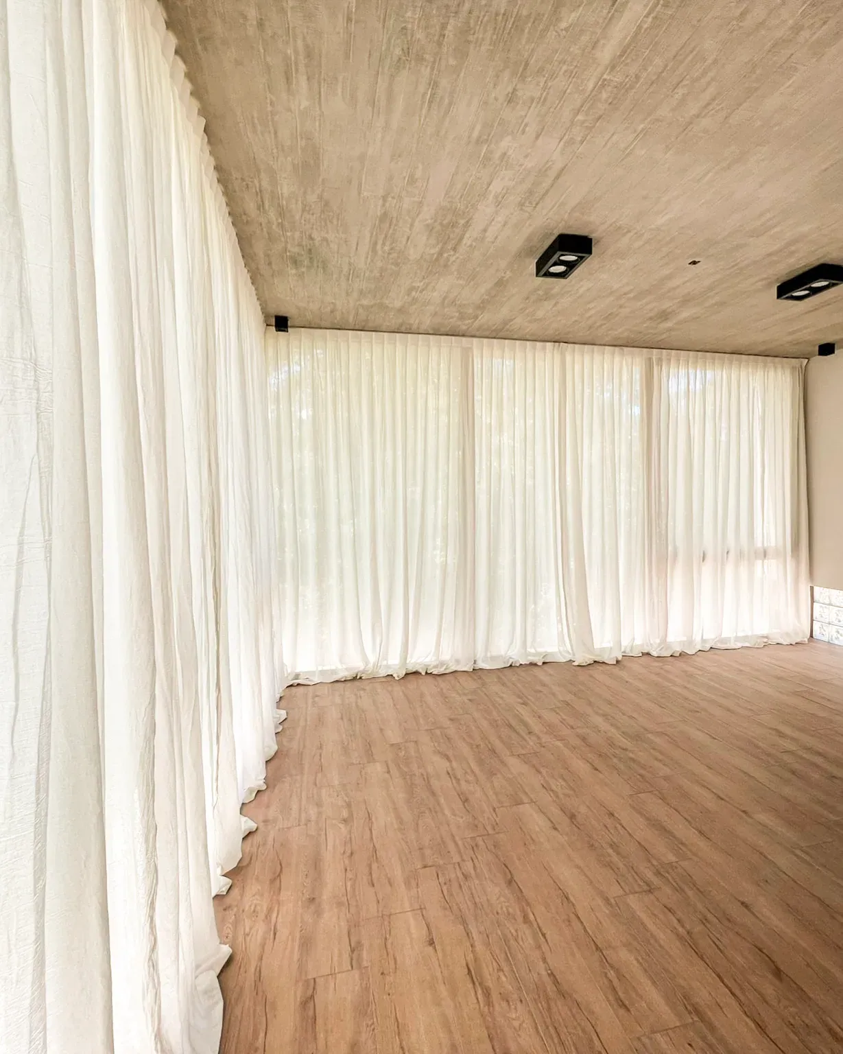 Trabajo de cortinas tradicionales en living.