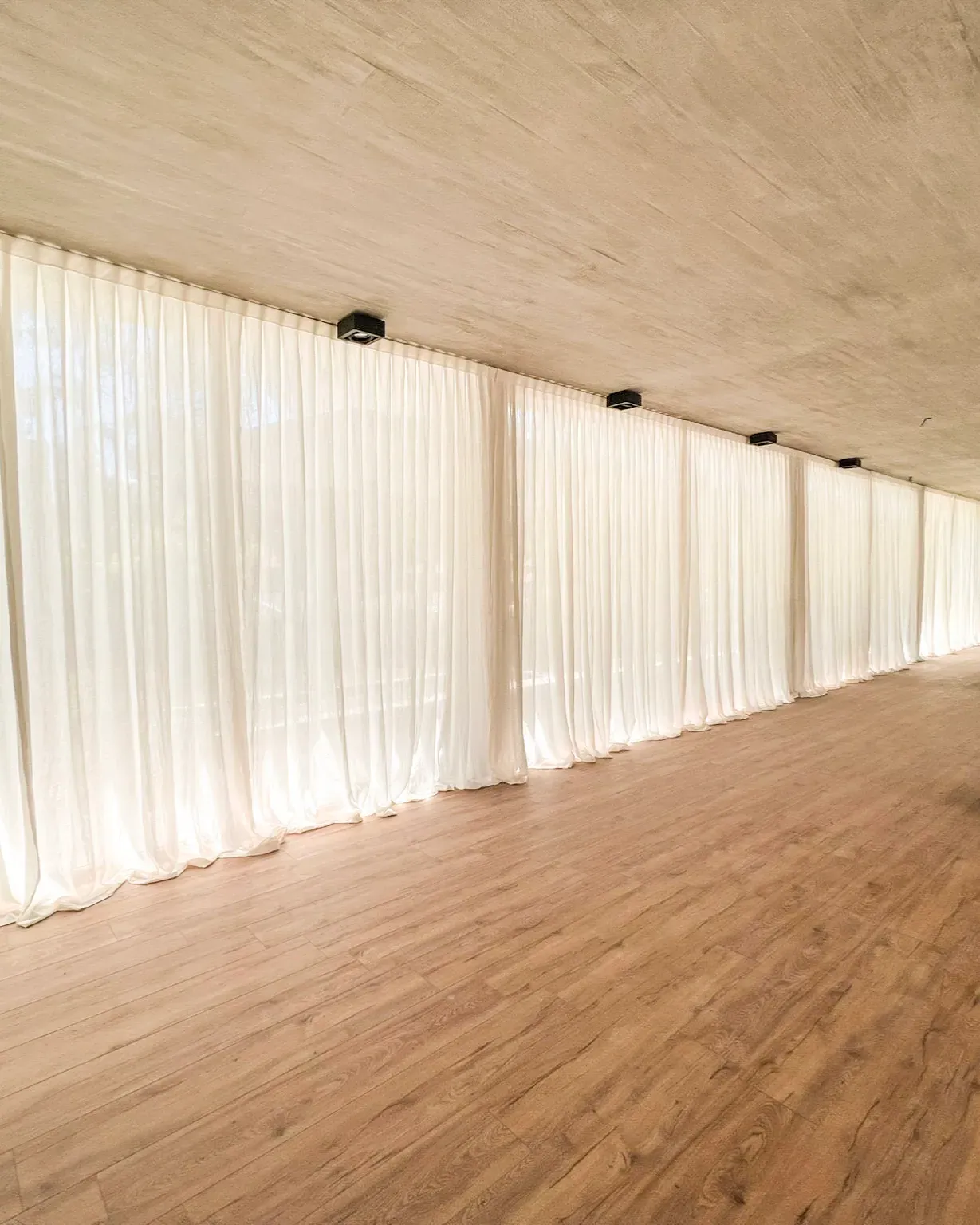 Trabajo de cortinas tradicionales en living.