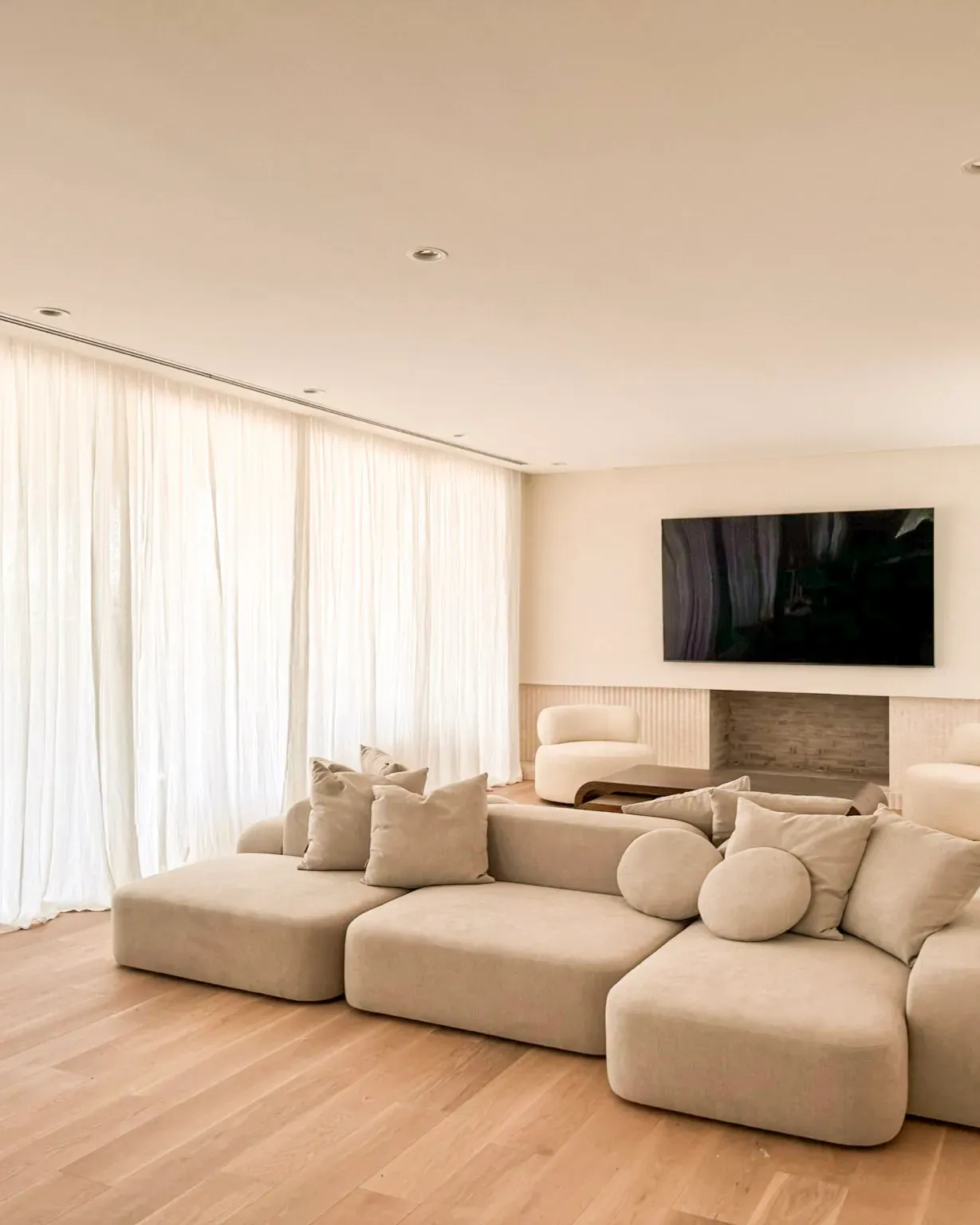 Trabajo de cortinas tradicionales en living.
