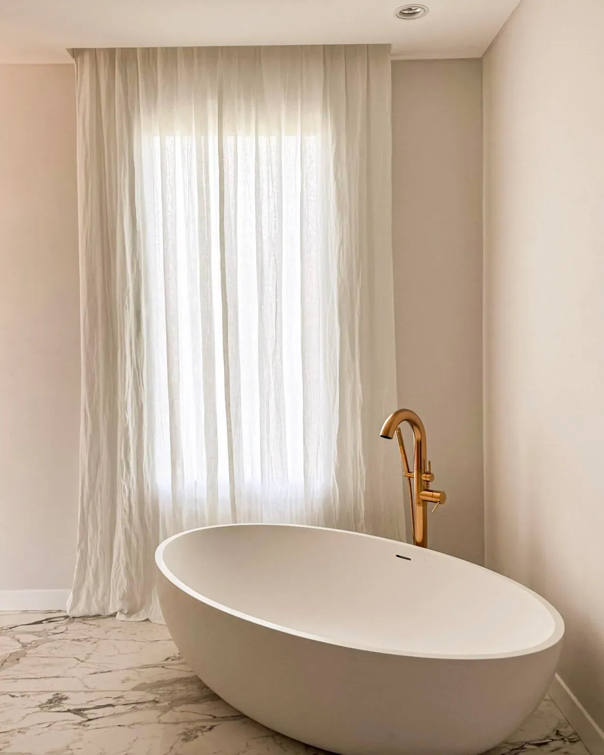 Trabajo de cortinas tradicionales en baños.