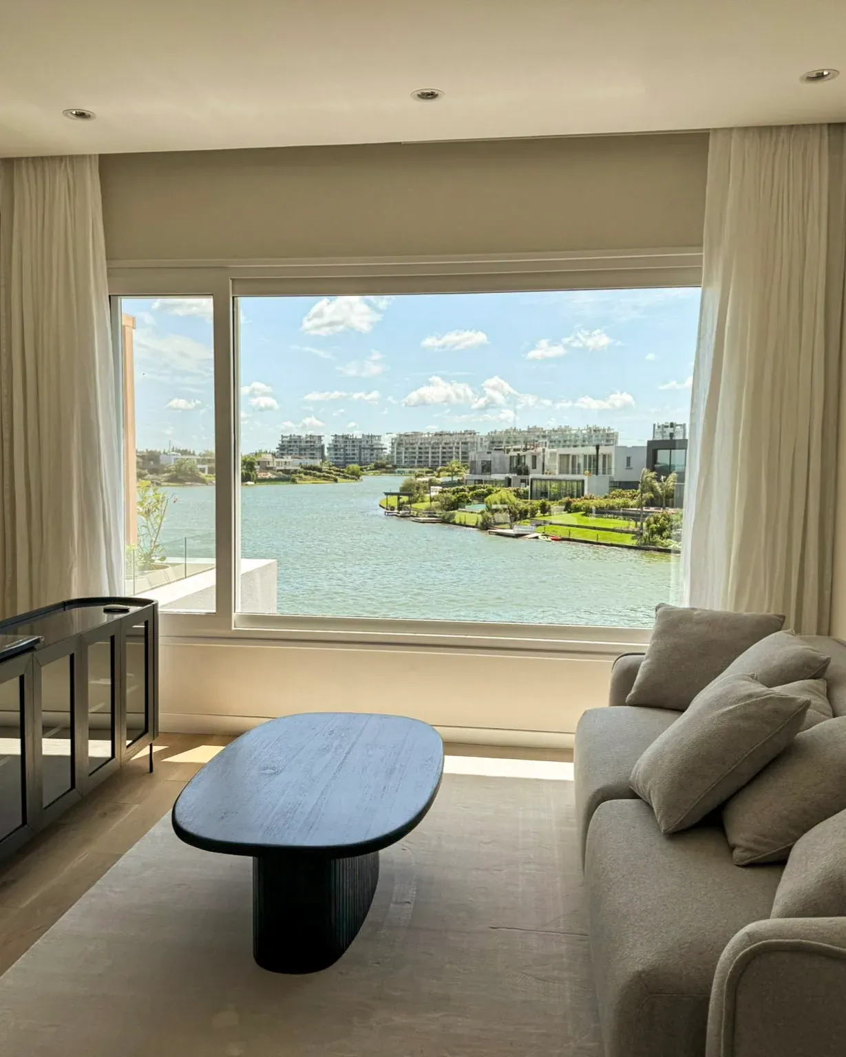 Trabajo de cortinas tradicionales en living.