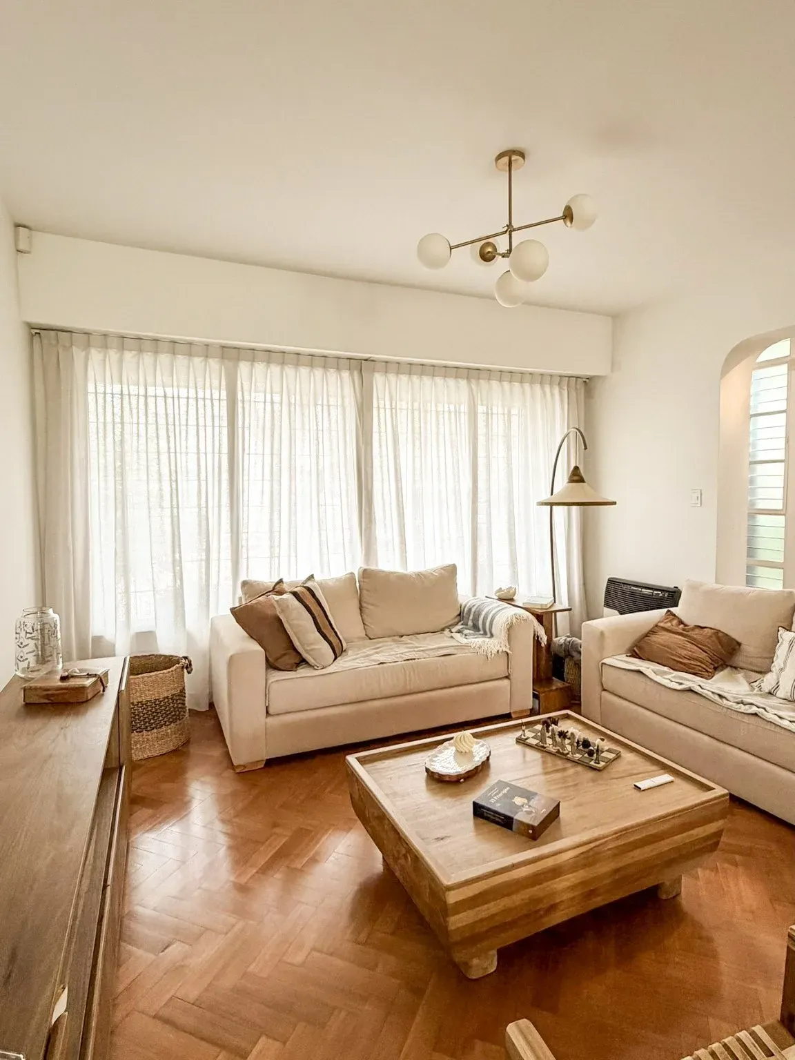 Trabajo de cortinas tradicionales en living.