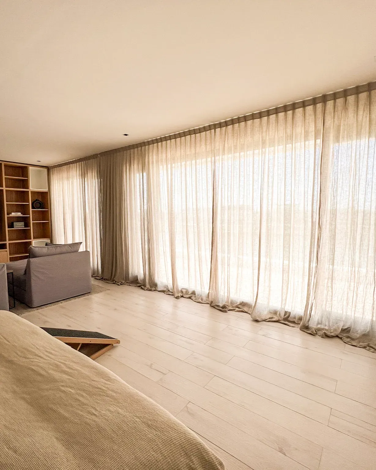 Trabajo de cortinas tradicionales en living.