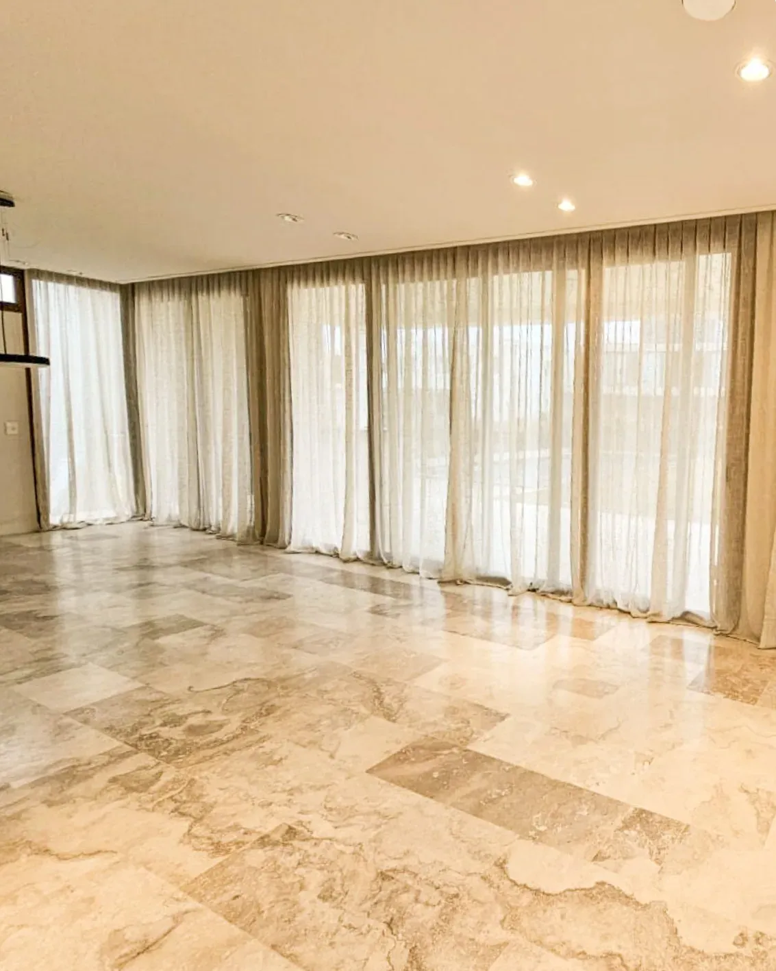 Trabajo de cortinas tradicionales en living.