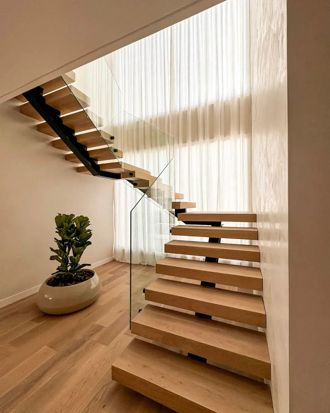 Trabajo de cortinas tradicionales en living.