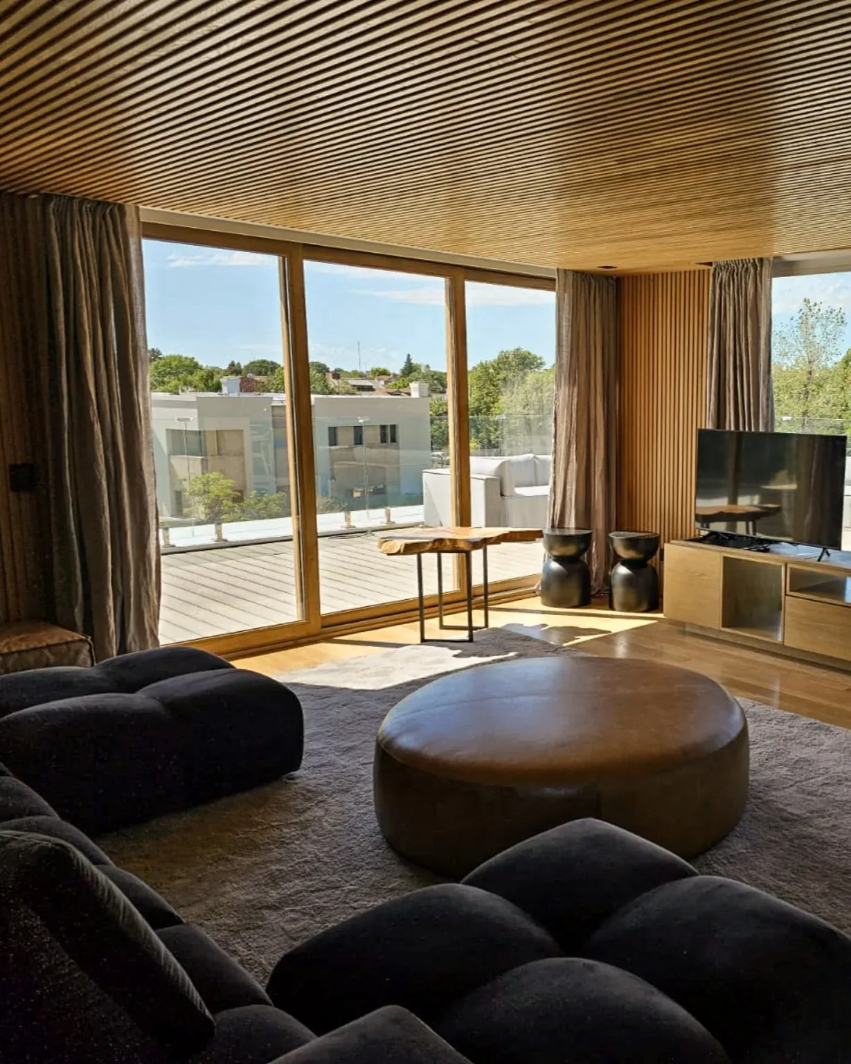 Trabajo de cortinas tradicionales en living.
