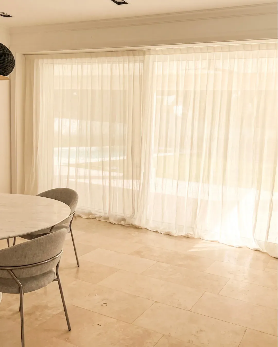 Trabajo de cortinas tradicionales en living.