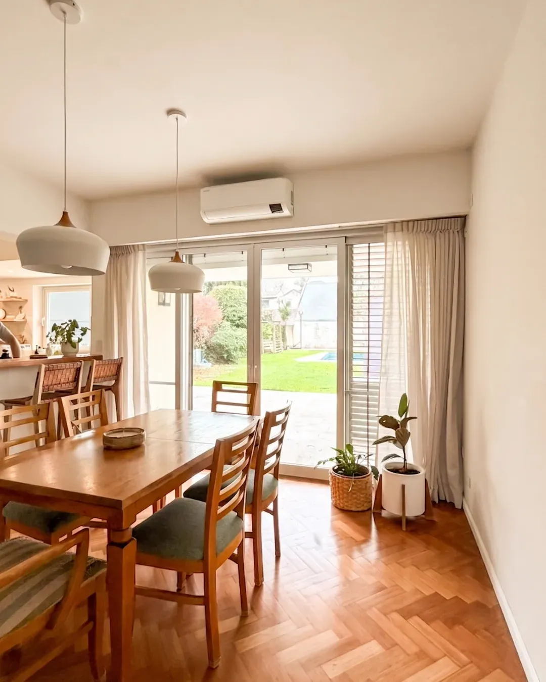 Trabajo de cortinas tradicionales en comedor y cocina.