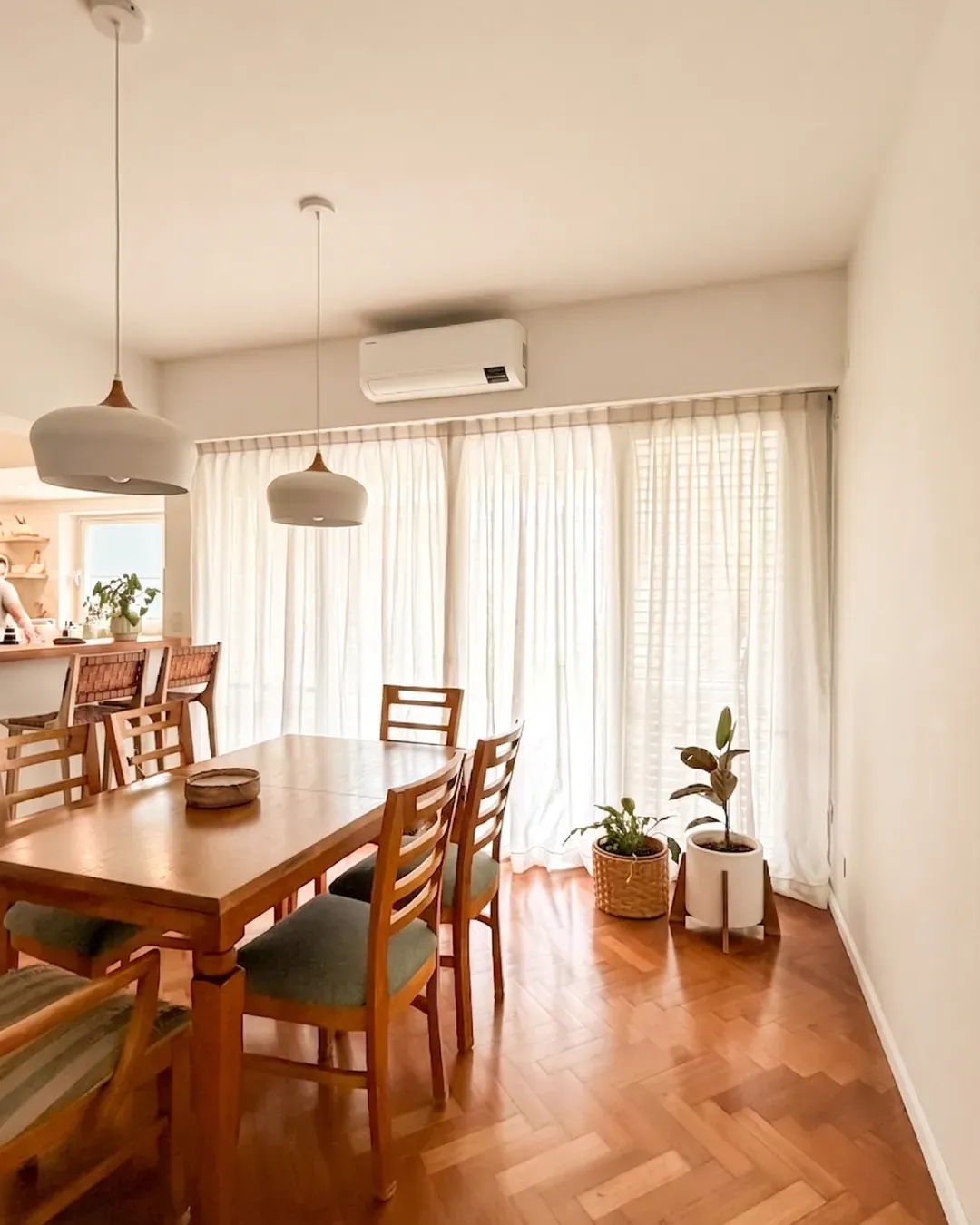 Trabajo de cortinas tradicionales en comedor y cocina.