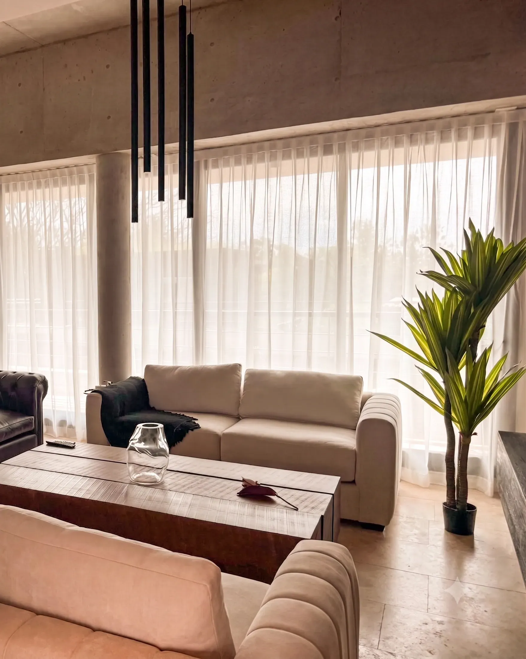 Trabajo de cortinas tradicionales en living.