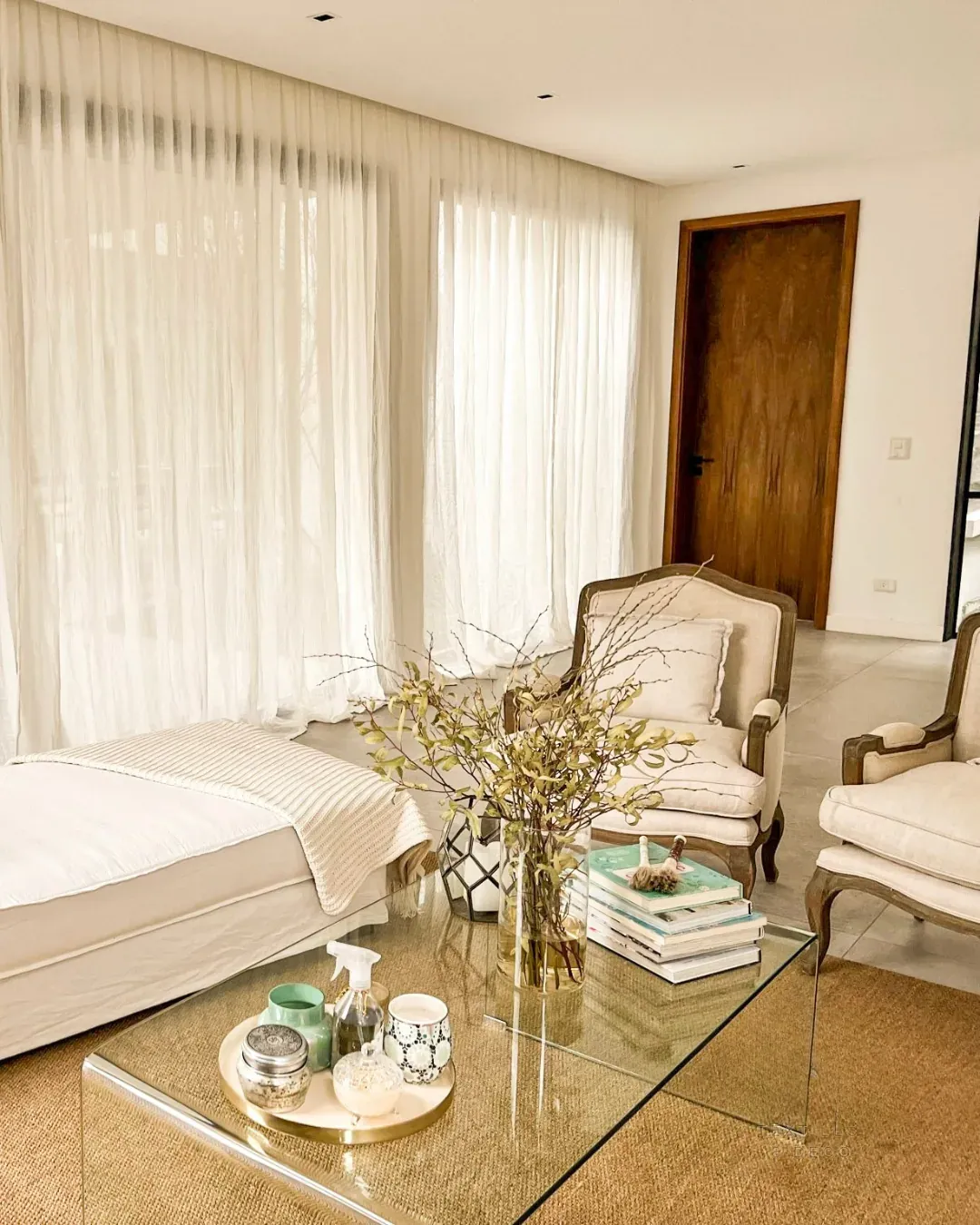 Trabajo de cortinas tradicionales en dormitorios y dormitorio principal.