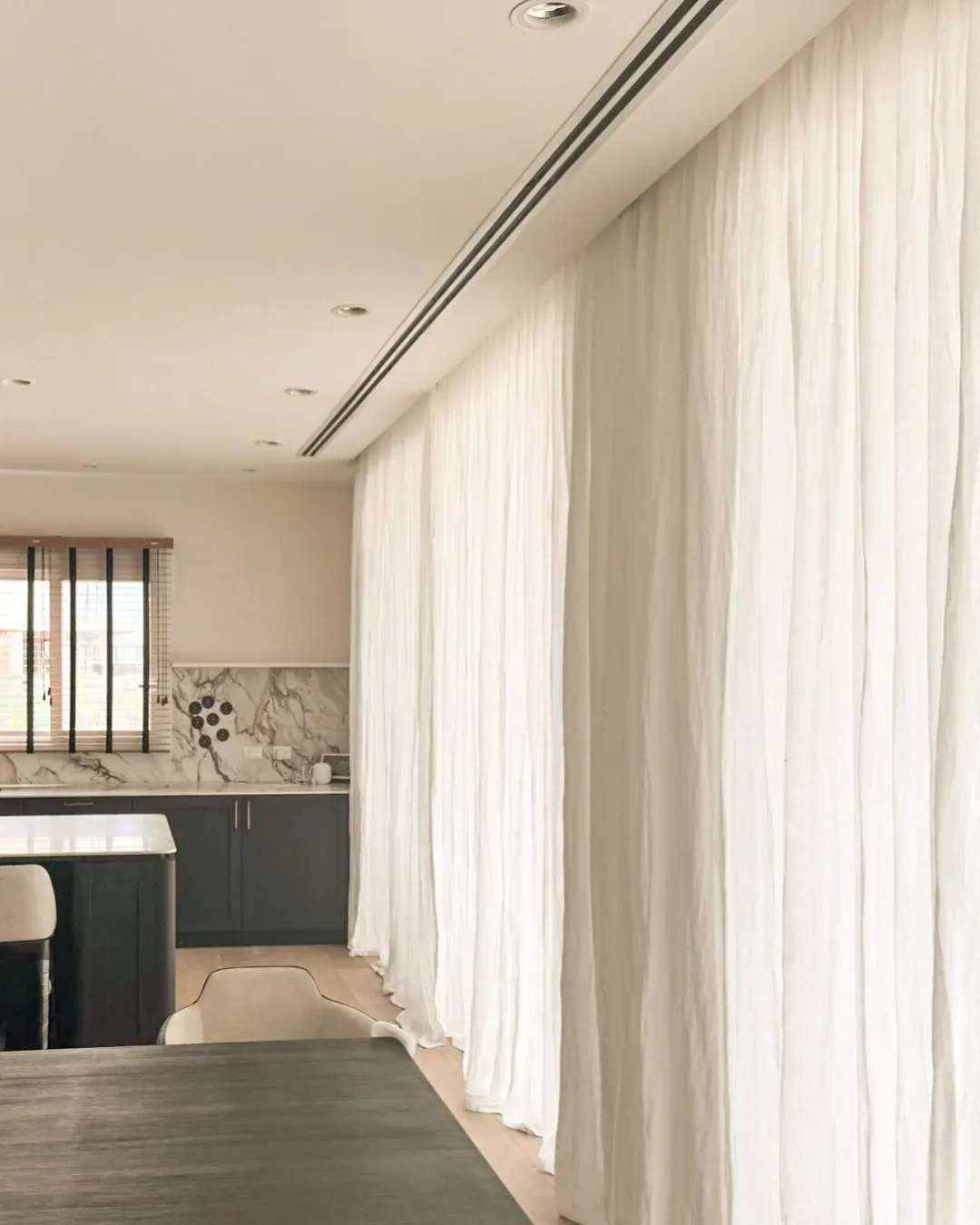 Trabajo de cortinas tradicionales en cocina.