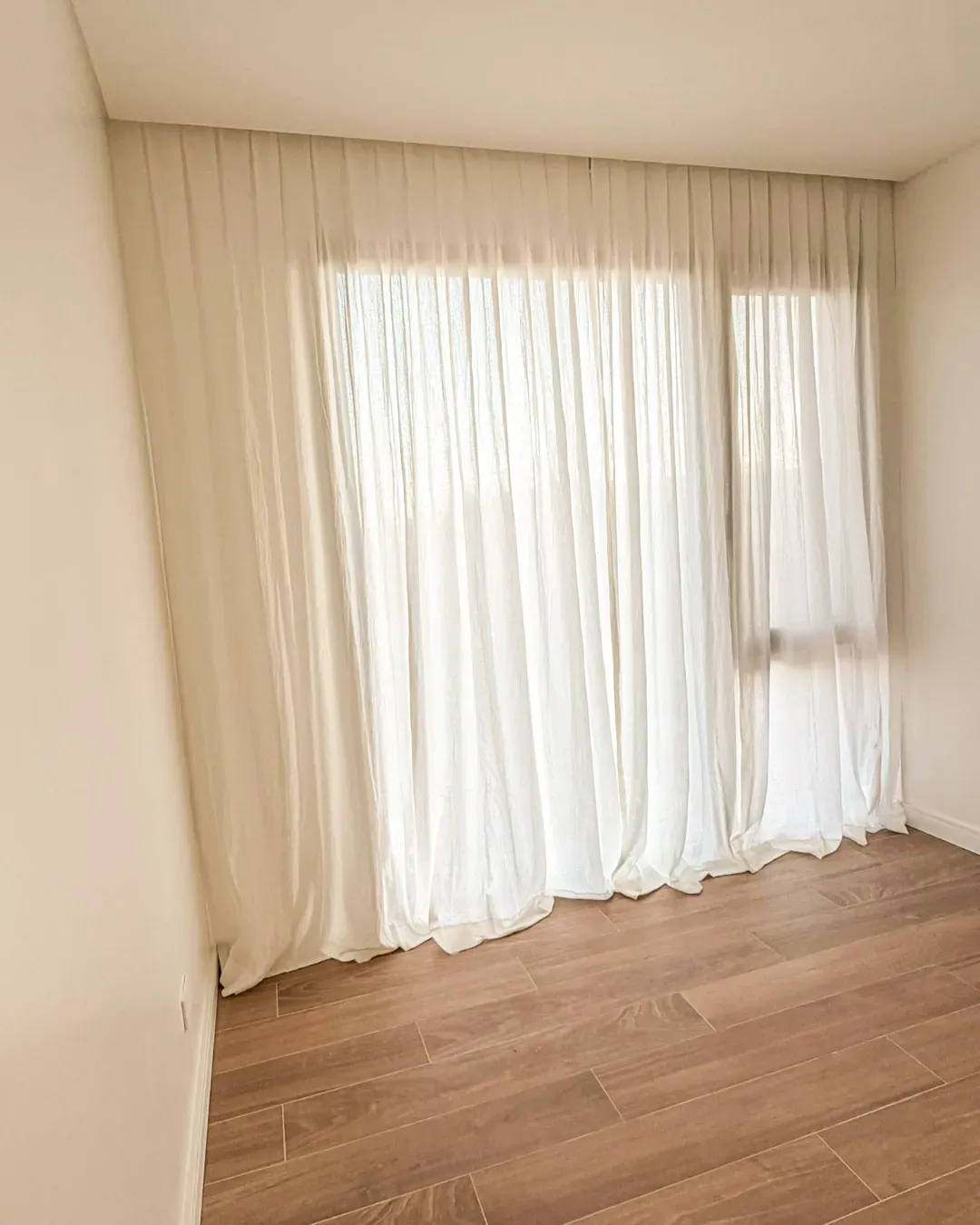 Trabajo de cortinas tradicionales en dormitorios.