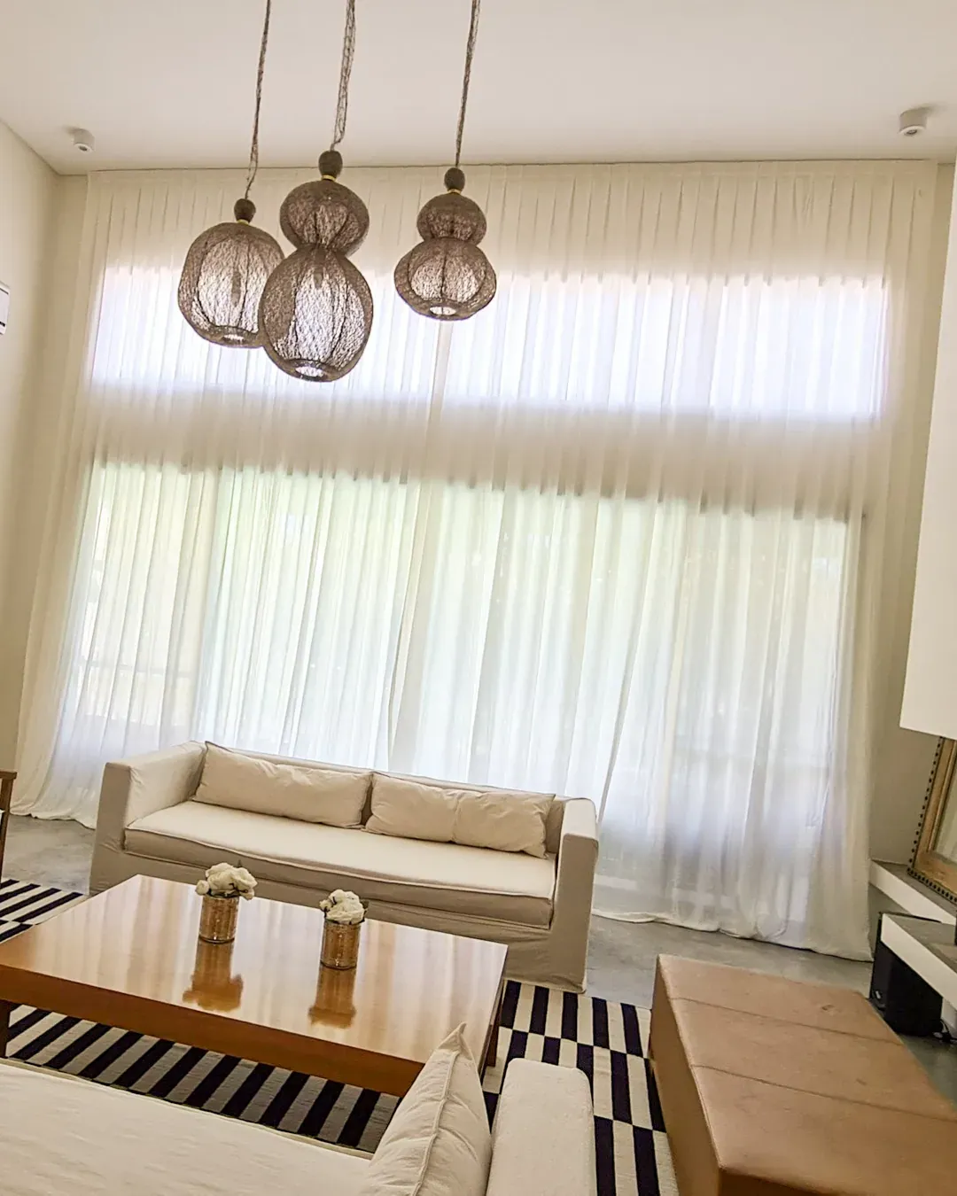 Trabajo de cortinas tradicionales en living.