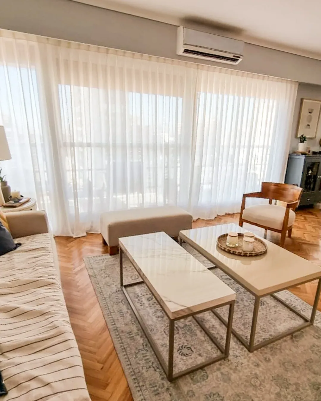 Trabajo de cortinas tradicionales en living.