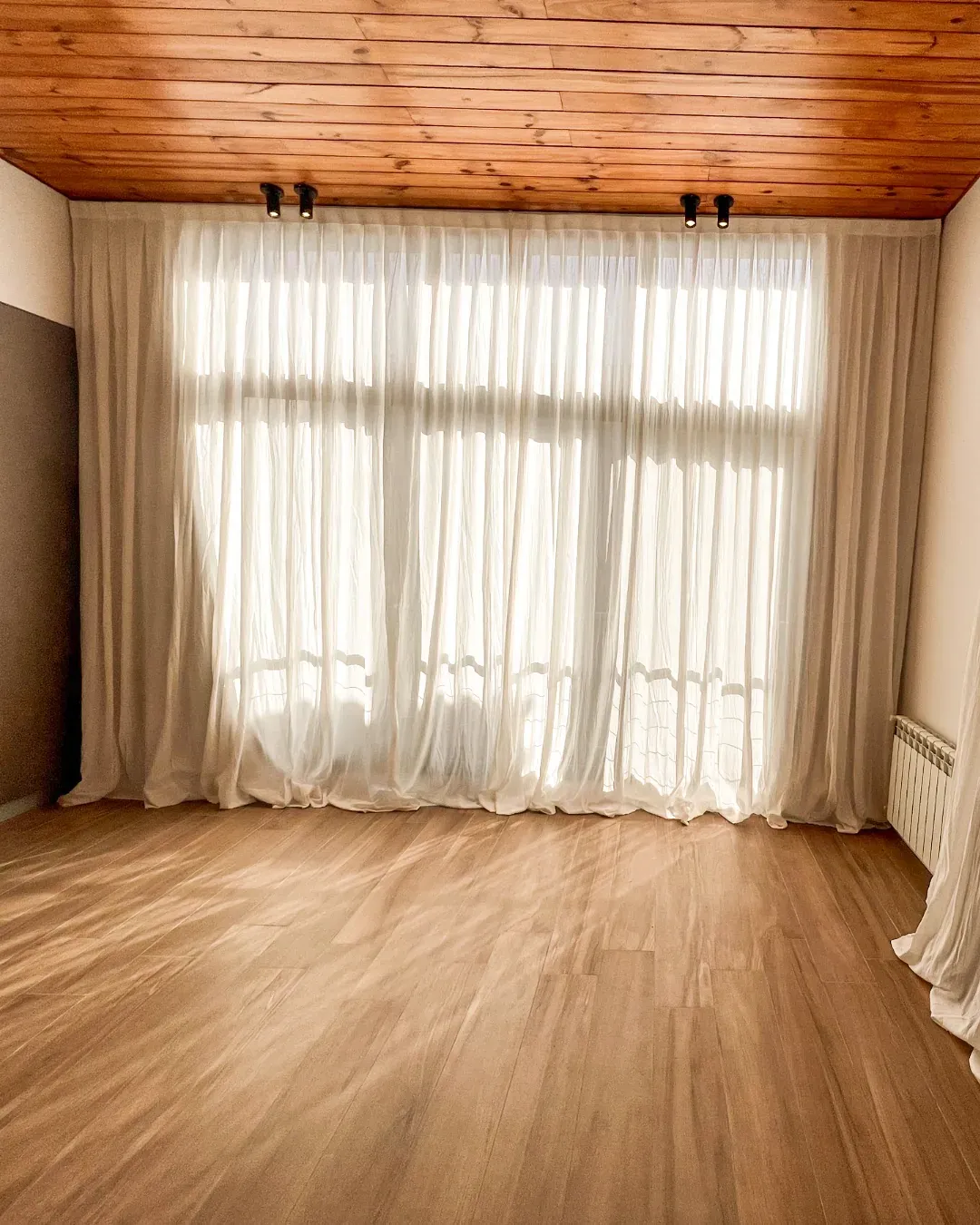 Trabajo de cortinas tradicionales en living.