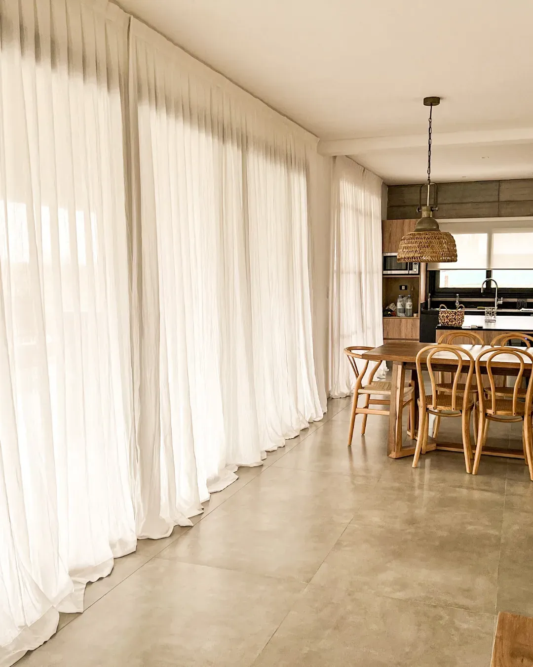Trabajo de cortinas tradicionales en comedor.