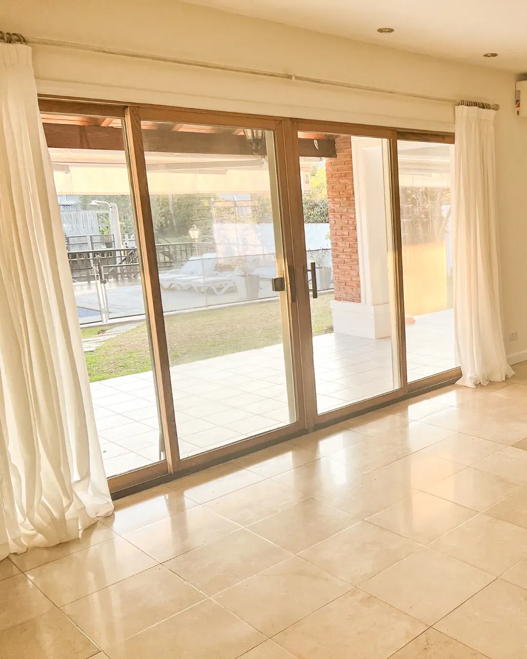 Trabajo de cortinas tradicionales en comedor y cocina.