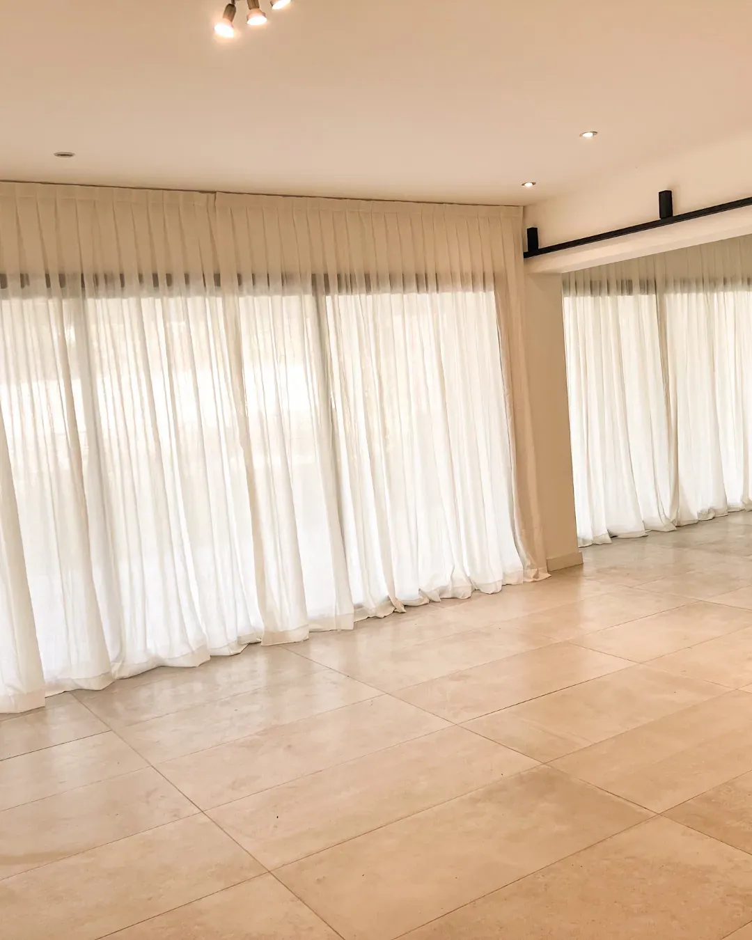 Trabajo de cortinas tradicionales en living.