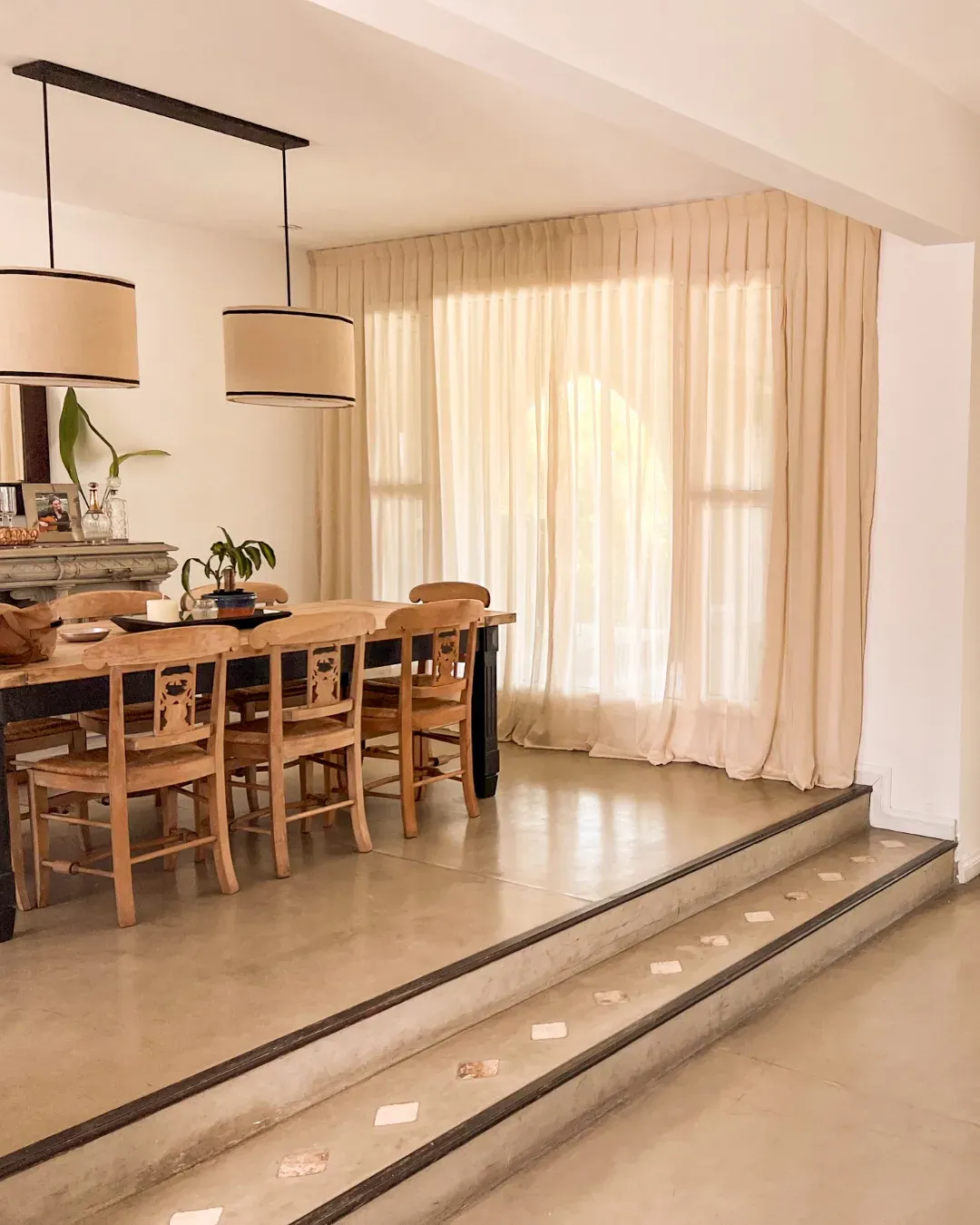 Trabajo de cortinas tradicionales en comedor.