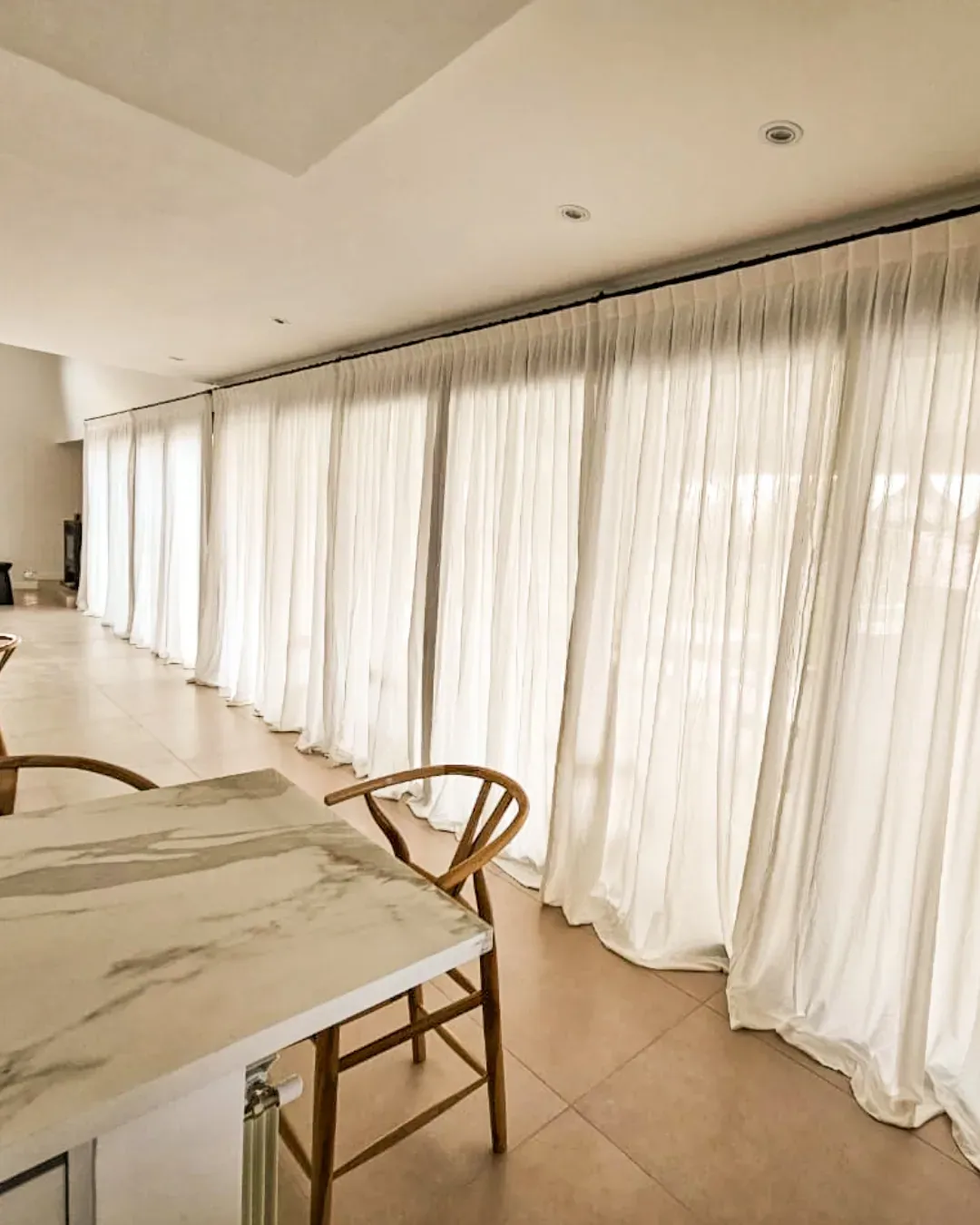 Trabajo de cortinas tradicionales en living y comedor.