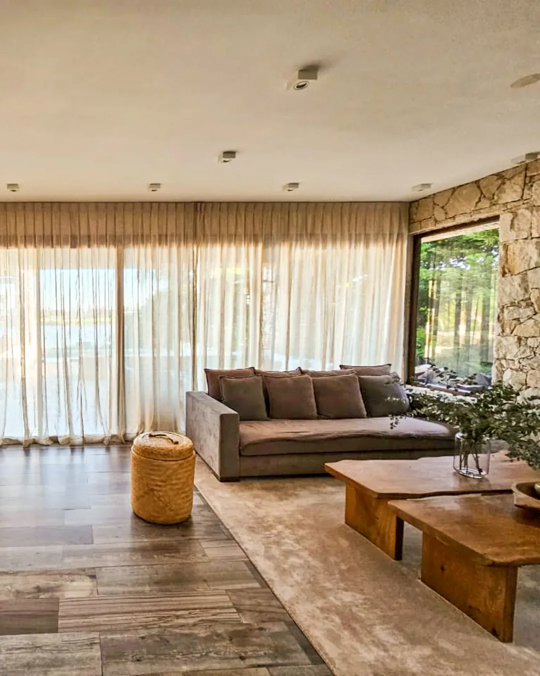 Trabajo de cortinas tradicionales en living.