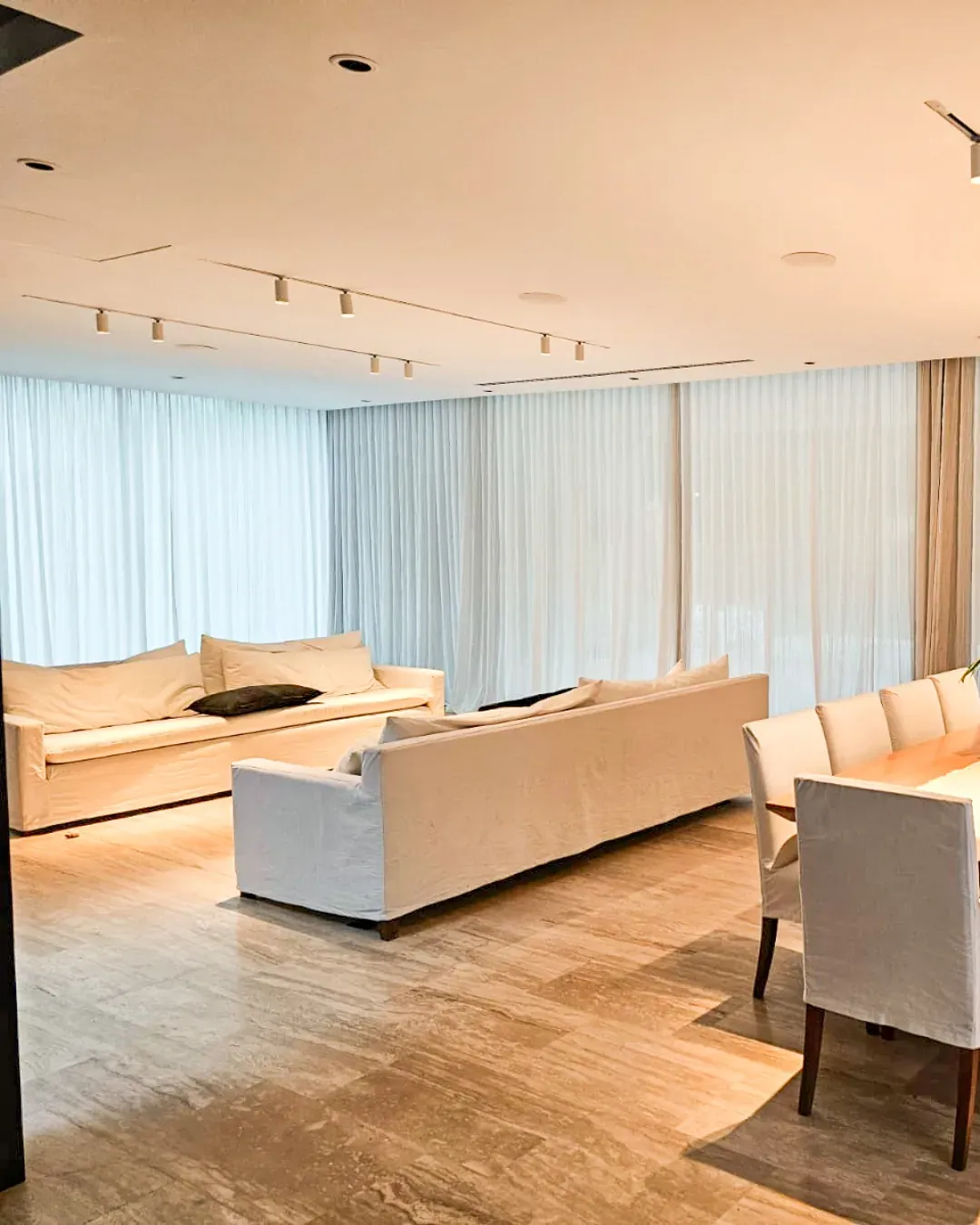 Trabajo de cortinas tradicionales en living.