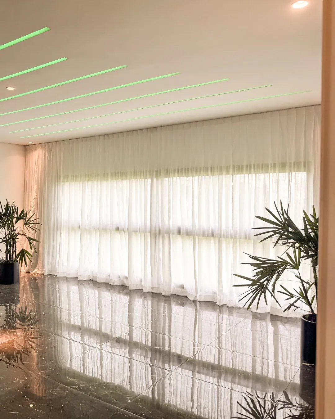 Trabajo de cortinas tradicionales en living.